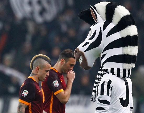 排面，泰州当地路牌上写着“苏超冠军城，泰州欢迎您”