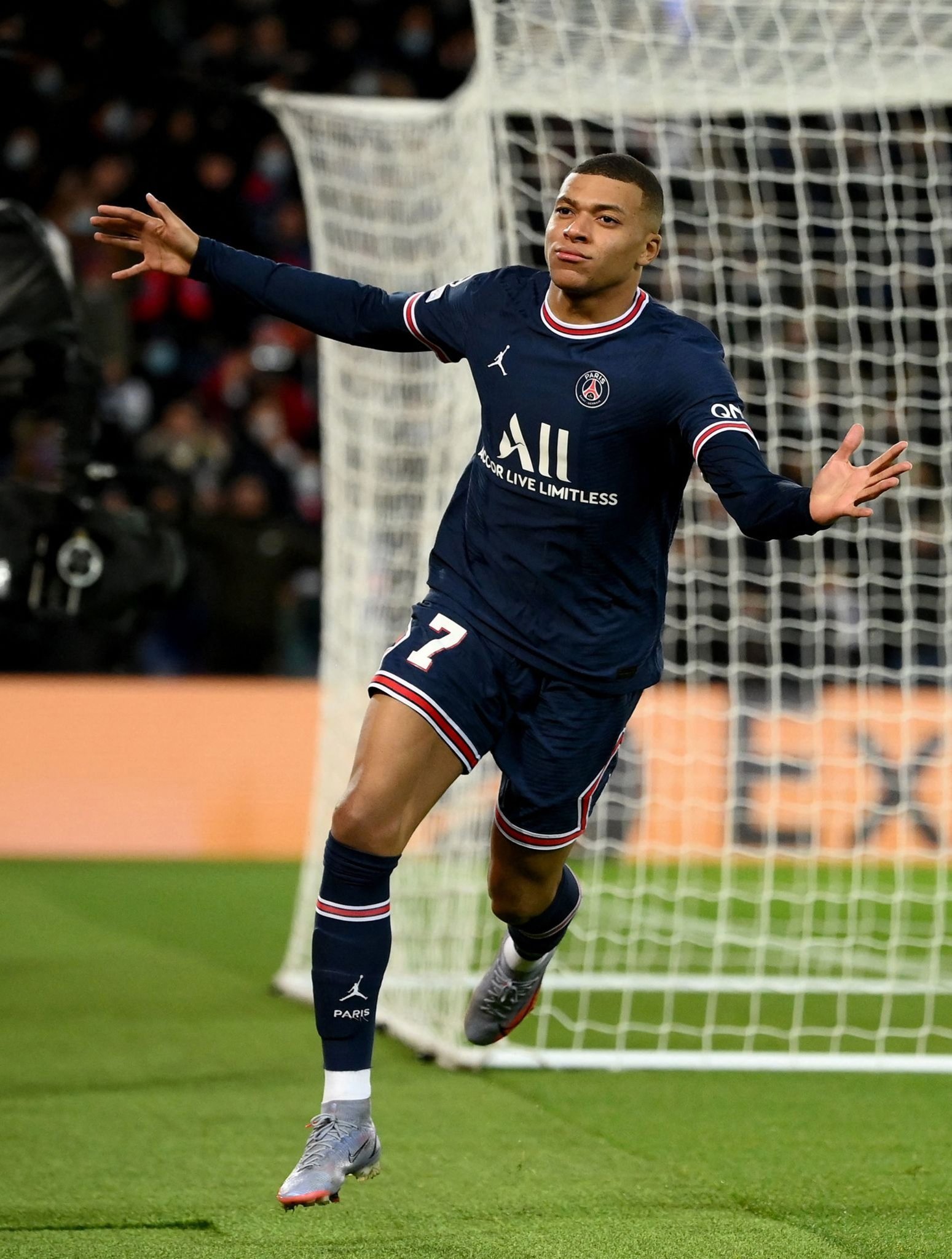 当选全场最佳：姆博莫本轮非洲杯数据一览（姆博莫当选全场最佳：本轮非洲杯数据盘点）