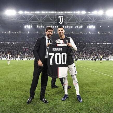 梅西太内向了，主持人说第一句就想拿着奖杯走，不到三年拿四冠