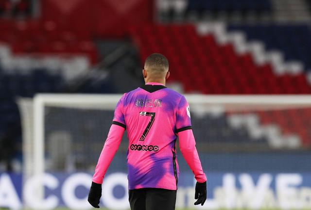 青岛海牛：李霄鹏未与球队告别，近期会根据明年情况与其谈续约